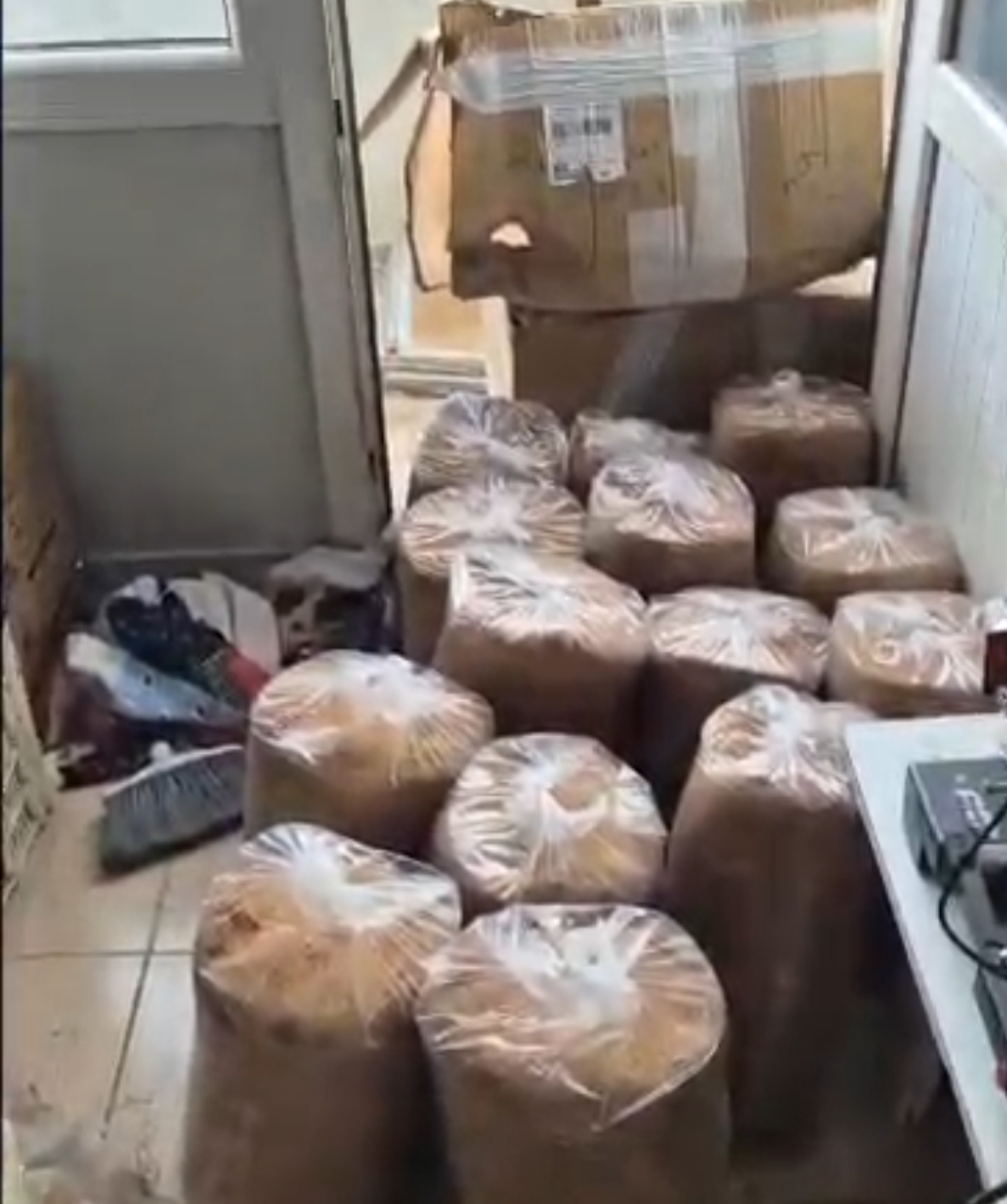 KOZAN’DA KAÇAK SİGARA İMALATHANESİNE BASKIN: 1 KİŞİ TUTUKLANDI