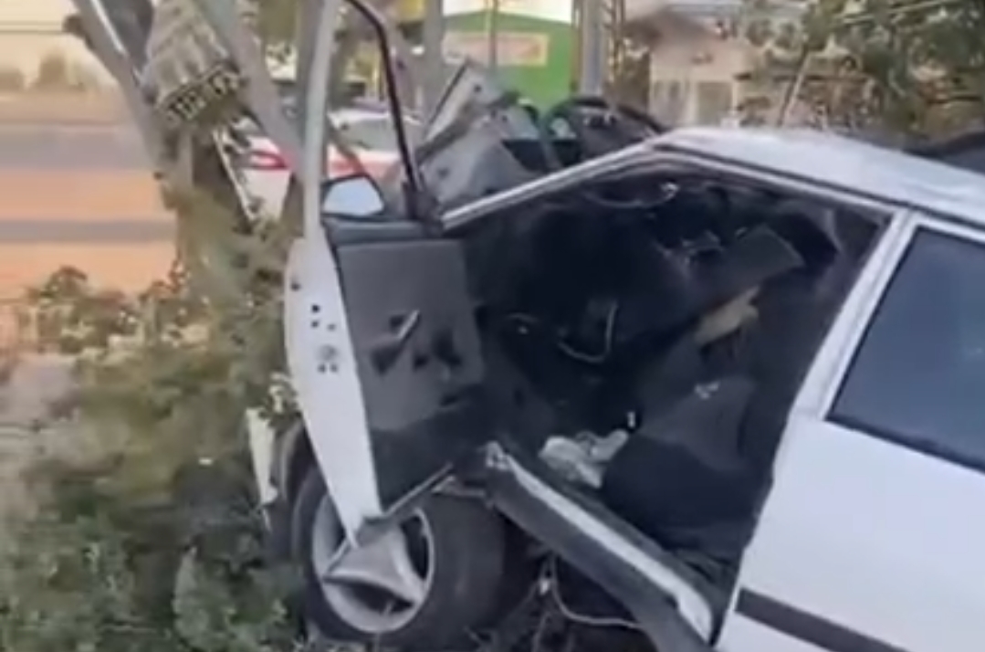 Kozan’da Otomobil Elektrik Direğine Çarptı: Sürücü Ağır Yaralandı