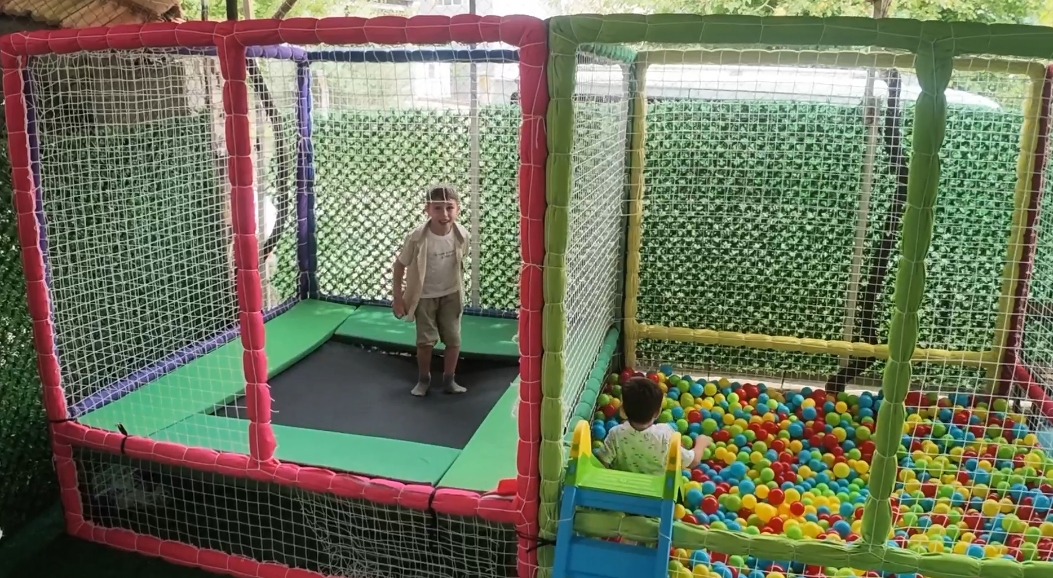 AKVARYUM KAFE DUALARLA AÇILDI: 13 YILLIK HAYAL KOZAN’DA GERÇEĞE DÖNÜŞTÜ
Kozan’da Sıdıka İnan ve Ramazan İnan çiftinin yaklaşık 13 yıldır hayalini kurduğu Akvaryum Kafe, Kur’an-ı Kerim tilaveti ve dualarla hizmete açıldı.
Şevkiye Mahallesi Karabük Caddesi No: 62/1 adresinde hizmet vermeye başlayan Akvaryum Kafe; farklı konsepti, dikkat çekici dekorasyonu, çocuk oyun alanları ve özgün atmosferiyle Kozan’a yeni bir soluk getirmeyi hedefliyor.
Ramazan İnan, eşi Sıdıka İnan ile yıllar önce hayalini kurmaya başladıkları mekânın bugün gerçeğe dönüşmesinin mutluluğunu yaşadıklarını belirterek, kafede bulunan birçok ayrıntıyı kendi emekleriyle hazırladıklarını söyledi.
“13 yıllık hayalimiz gerçek oldu” diyen İnan, mekânın tasarımından dekorasyonuna kadar büyük emek verdiklerini ifade etti.
DEV DİNOZOR İSKELETİ VE AKVARYUMLAR İLGİ ODAĞI OLDU
Akvaryum Kafe’nin en dikkat çekici bölümleri arasında dev dinozor iskeleti ile köpek balıkları ve piranaların bulunduğu büyük akvaryumlar yer aldı. Açılışa katılan davetliler, mekânın farklı konseptini ve görsel detaylarını ilgiyle inceledi.
Bahçesindeki su sesi, akvaryumları ve otantik düzenlemesiyle ziyaretçilerine farklı bir ortam sunan işletme, çocuklar için hazırlanan oyun alanlarıyla da ailelere rahat ve keyifli vakit geçirebilecekleri bir ortam sunuyor. Çocukların eğlenebileceği alanlar sayesinde Akvaryum Kafe, ailelerin çocuklarıyla birlikte vakit geçirebileceği yeni adreslerden biri olmayı amaçlıyor.
ZENGİN MENÜSÜYLE DE DİKKAT ÇEKİYOR
Akvaryum Kafe, özgün konseptinin yanı sıra geniş yiyecek ve içecek seçenekleriyle de müşterilerine hizmet verecek.
İşletmenin menüsünde Kayseri yağlaması, hamburger, pizza, çökertme, kaşarlı tavuk, saç kavurma, içli köfte ve mantı gibi birçok lezzet yer alıyor. Ayrıca tatlı çeşitleri, kuru pastalar ile sıcak ve soğuk içecek seçenekleri de misafirlere sunuluyor.
Özel gün ve organizasyonlara da ev sahipliği yapacak olan Akvaryum Kafe; otantik atmosferi, akvaryumları, çocuk oyun alanları ve zengin menüsüyle her yaştan misafire hitap etmeyi hedefliyor.
Açılış programında davetlilere çeşitli ikramlar sunulurken, Kur’an-ı Kerim okunmasının ardından dualar edildi.
Sıdıka İnan ve Ramazan İnan çiftinin yıllarca hayalini kurduğu ve büyük emeklerle hayata geçirdiği Akvaryum Kafe, sıra dışı konsepti, ailelere yönelik çocuk oyun alanları, zengin menüsü ve farklı atmosferiyle Kozan’ın yeni buluşma noktalarından biri olmaya hazırlanıyor.